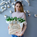 Цветы в плетенной сумке "51 белый тюльпан"
