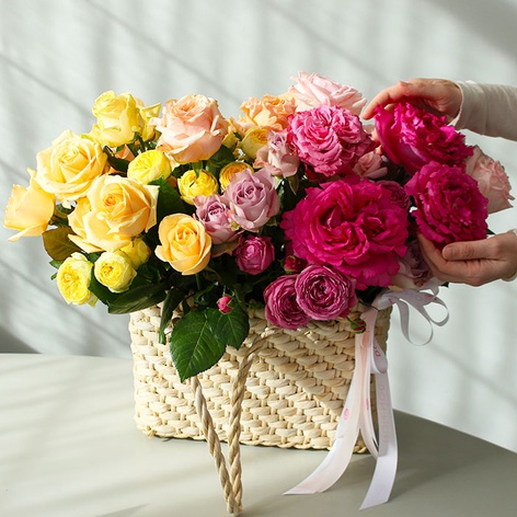 Квіти в плетеній сумці "Радісний мікс троянд"