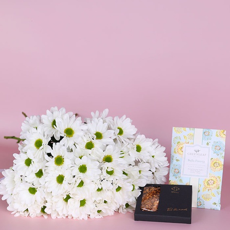 Подарунковий набір з квітами, саше та солодощами "Ароматне Різноманіття"