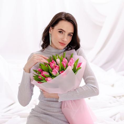 Букет 25 розовых тюльпанов в упаковке