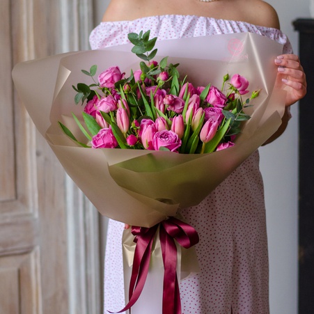 Букет тюльпанов с розой Мисти Бабблз