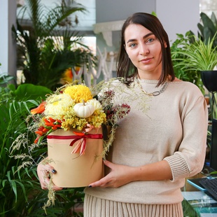 Осінні квіти в коробці з гарбузом