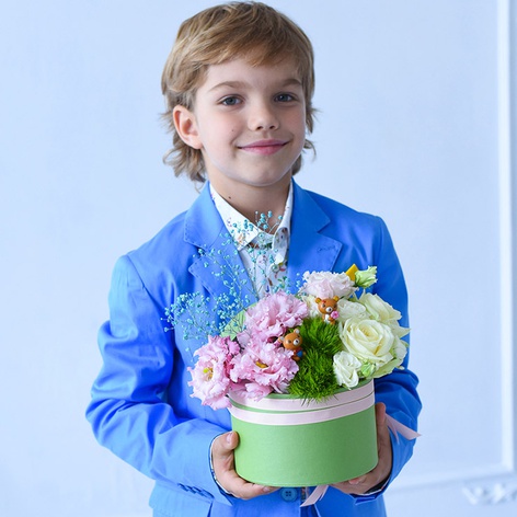 Цветы в коробке с мишками