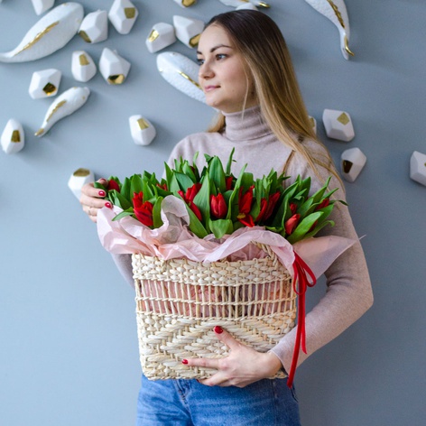 Цветы в плетенной сумке "51 красный тюльпан"