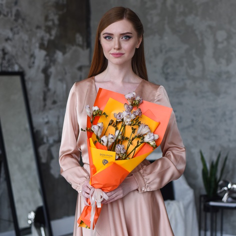 Букет из 11 фрезий биколор