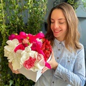 Цветы в коробке с сезонными ягодами