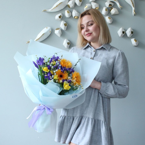 Букет с ирисами, герберой и нарциссами