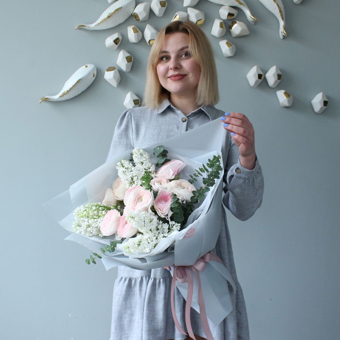 Букет из нежных ранункулюсов и сирени