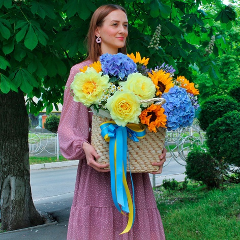 Цветы в плетеной сумке "Солнечный танец"