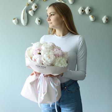 Букет 15 бело-розовых пионов