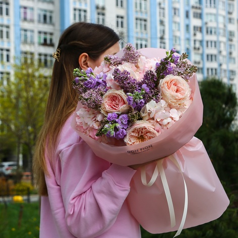 Букет с гортензией, розой, маттиолой, сиренью "Цветочный поцелуй"