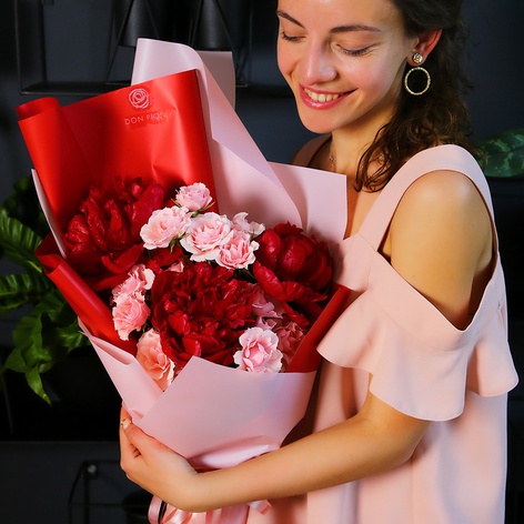 Букет с бордовыми пионами