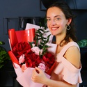 Букет с бордовыми пионами и зеленью