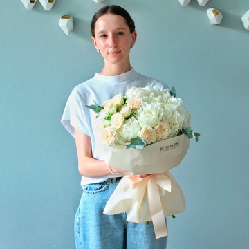Букет из гортензии, пиона и кустовой розы "Элегантность в белом"