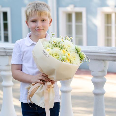 Букет из георгины, розы и ромашек