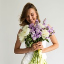Букет из маттиолы и пиона "Нежность в воздухе"