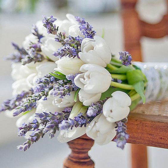 Какие цветы дарить на годовщину свадьбы?