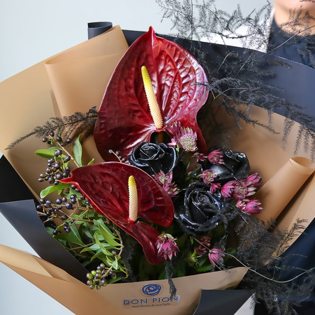 Букет з чорної трояндою "Огорнена таємницею"