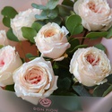 Букет з 7 півонієвидних троянд Тсумугі