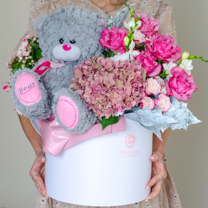 Цветы в коробке с медведем "Розовые мечты"