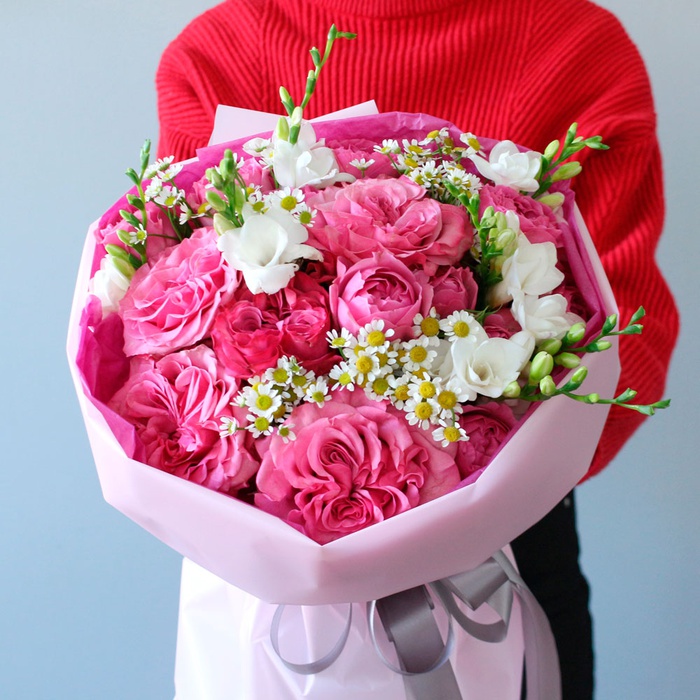 Букет з трояндами, фрезією та ромашкою "Малинова чарівність"