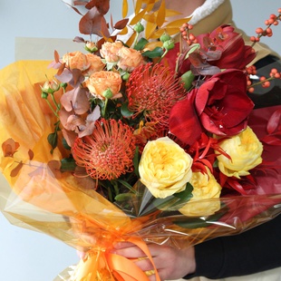 Букет с амарилисом и розами "Солнечный огонек"