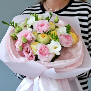 Букет з трояндою, фрезією та ранункулюсом "Весняний дотик"