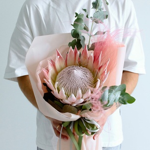 Букет королевская протея с эвкалиптом