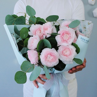 Букет 11 ранункулюсів з евкаліптом