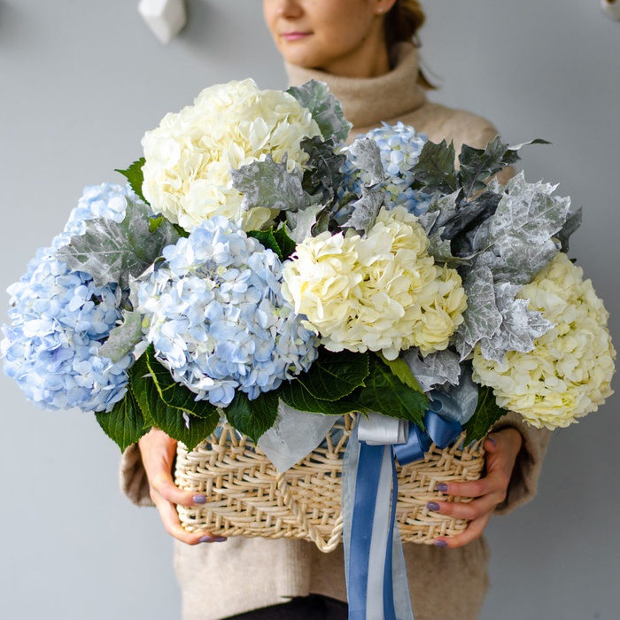 Квіти в плетеній сумці "Шарм гортензій"