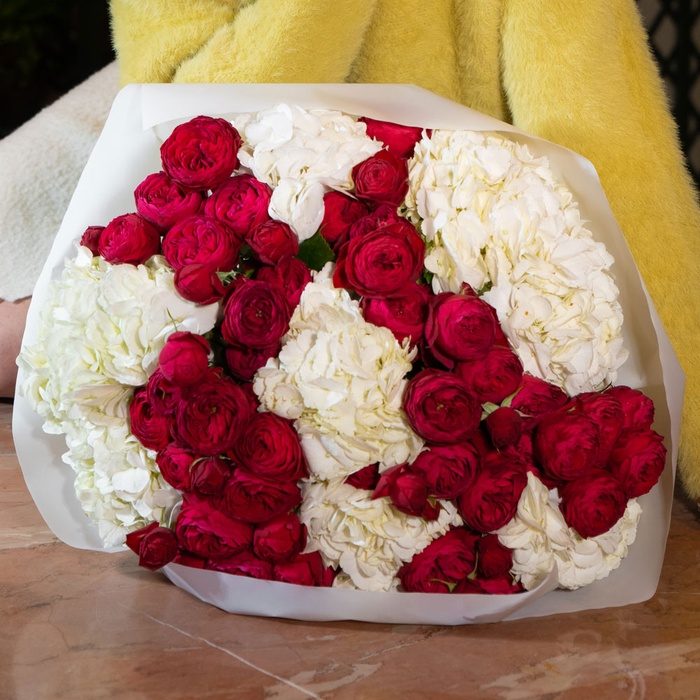 Букет з гортензії та троянд "Ніжність та пристрасть"