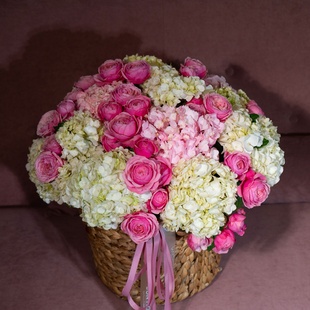 Кошик з гортензіями та трояндами "Ароматні зізнання"