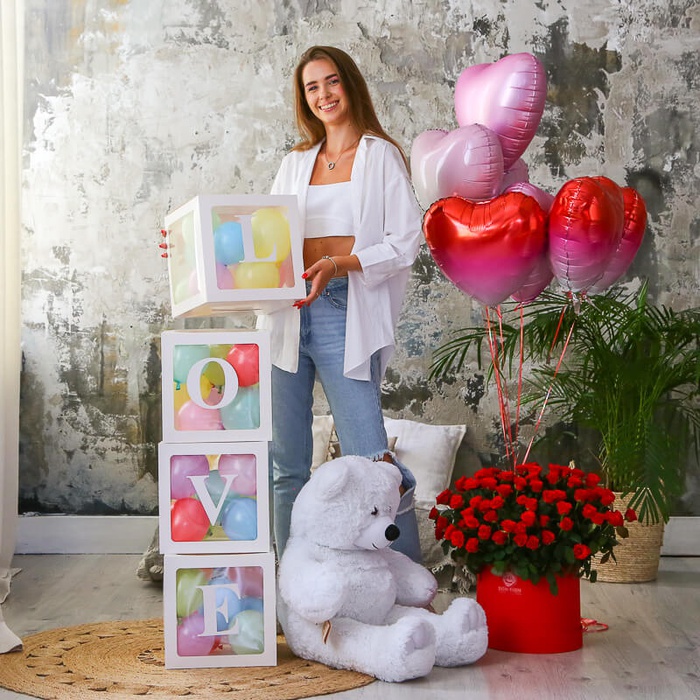 Подарочный набор с цветами, игрушкой, шариками "Любовь"