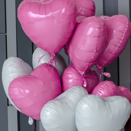 Охапка розово-белые фольгированные шарики сердца