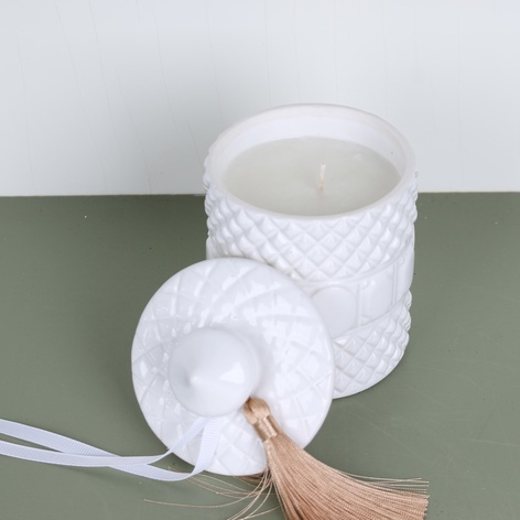 Парфумированная свеча в керамическом стакане с крышкой