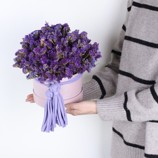 Цветы в коробке "Фиолетовая статица"