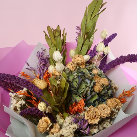 Букет из сухоцветов фуксия