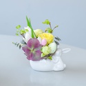 Цветы в керамическом кашпо с кроликом