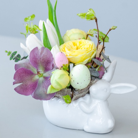Квіти в керамічному кашпо з кроликом