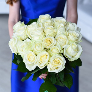 Букет 21 белая роза Аваланч с монстерой