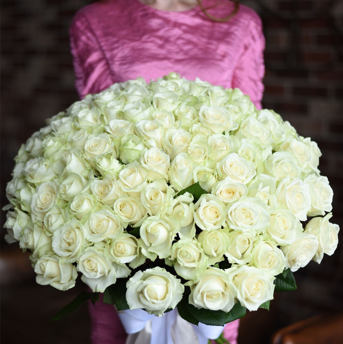 Букет 101 белая роза Аваланч