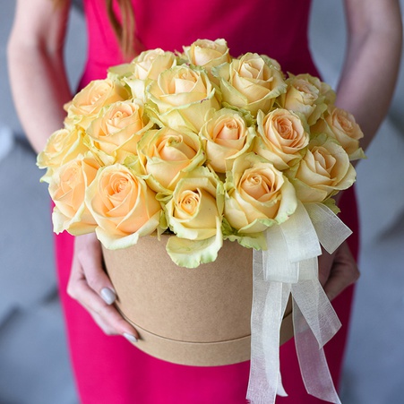 Цветы в коробке розы "Персиковое утро"