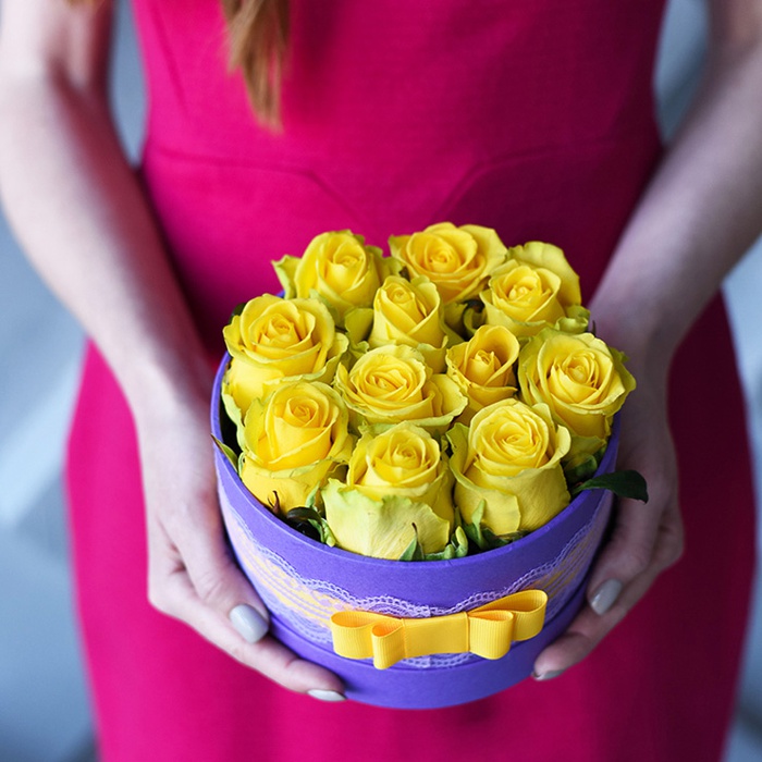 Квіти в коробці троянди "Сонце в руках" - купити букет в коробці з  доставкою | Donpion