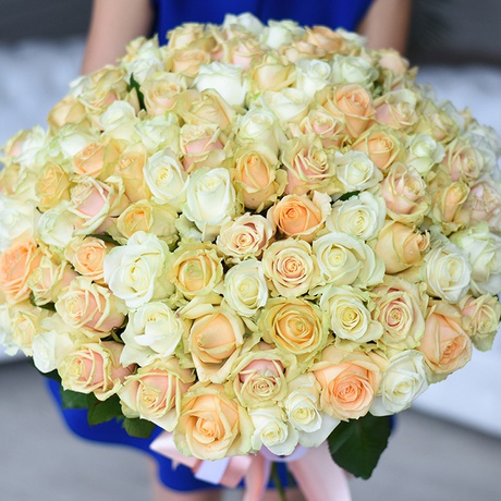 Букет микс из 101 белой и персиковой розы Аваланч