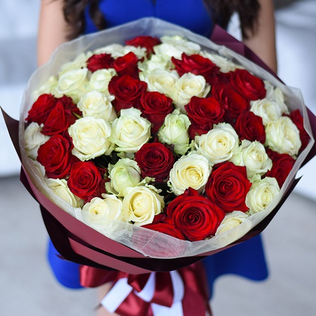 Букет мікс з 51 біло-червоної троянди