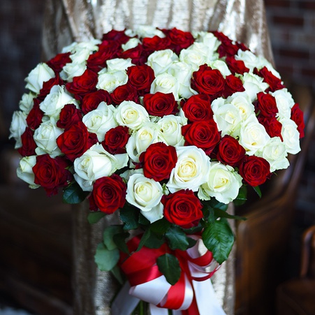 Букет мікс з 101 біло-червоної троянди