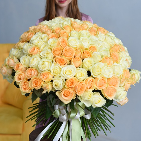 Букет микс из 201 белой и персиковой розы Аваланч