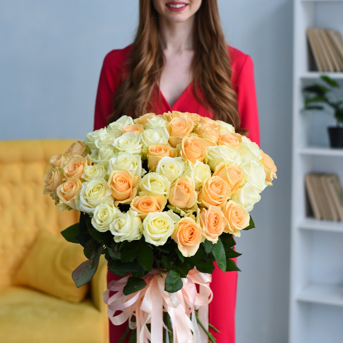 Букет микс из 51 белой и персиковой розы Аваланч