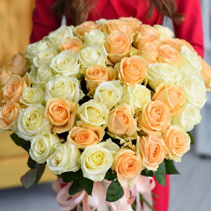 Букет микс из 51 белой и персиковой розы Аваланч