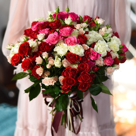 Букет 51 ветка кустовой розы микс